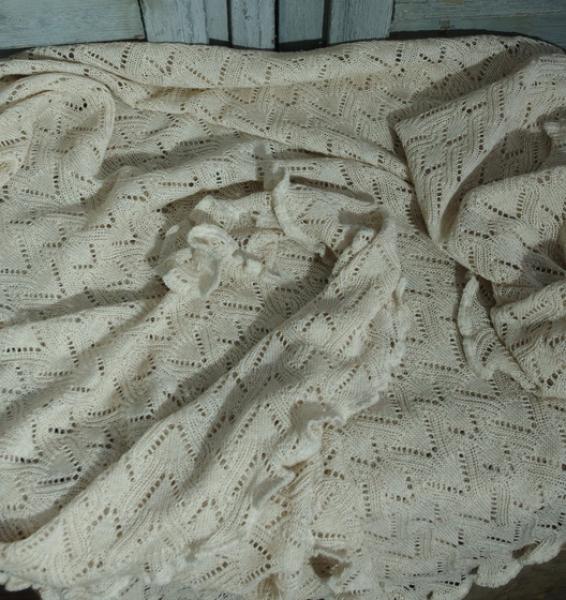 Invero Dreiecktuck Susi Strand um die Schultern gelegt, 100% Merinowolle extrafein